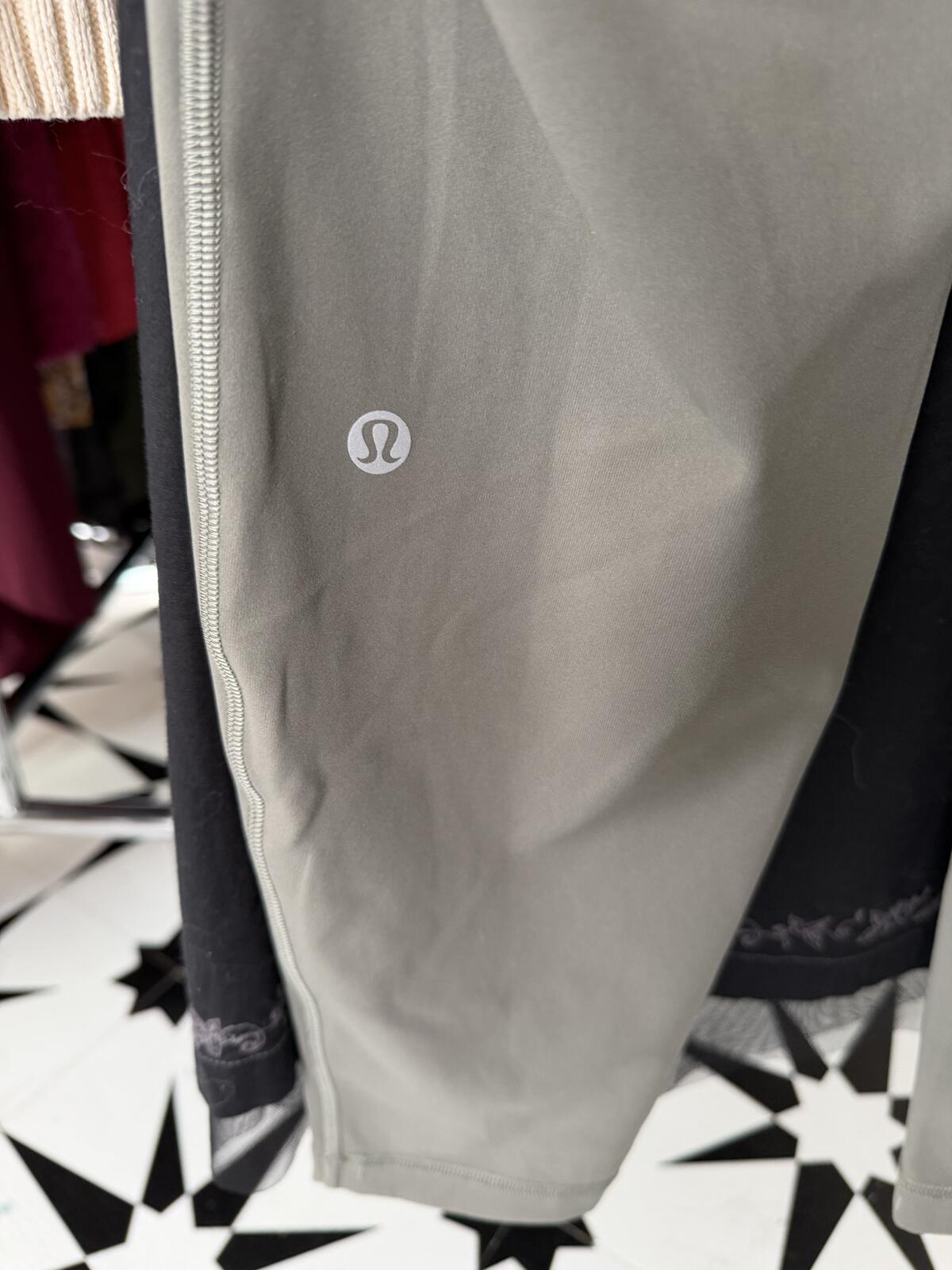 Lululemon Leggings Sage Green w/Reflective Detail and Pockets
